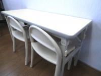 幼児さんのための机といすも完備しています。