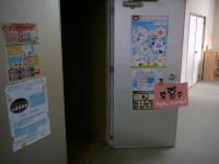 ２階に上がり、奥の部屋が教室です。お気軽にお入りください。