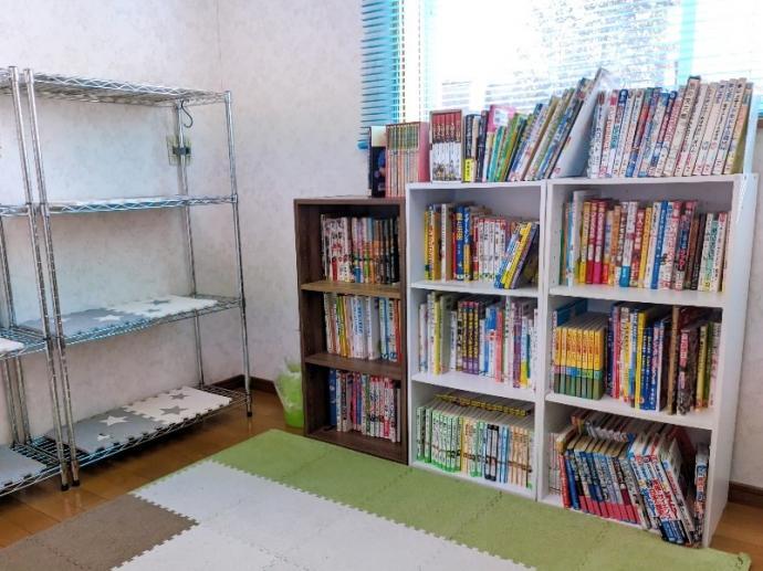 待合スペースには本がいっぱい。読書で心を豊かにしましょう。