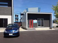 赤いドアが目印です。