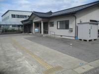 教室の外観。きれいな公民館で、駐車場も広いです。