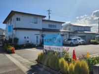 駐車場は教室の右側にあります。