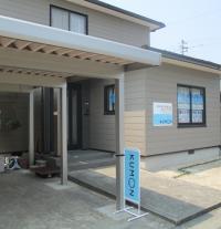 小学校の正門を出るとすぐの所に教室があります。