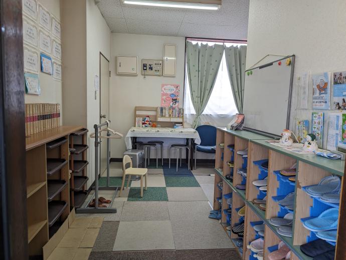 生徒さんは、教室入り口でスリッパに履き替えます。<br />
