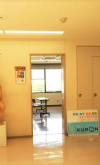 ２階のエレベーターを降りて正面の部屋です。