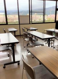 ここで行います。机の消毒、換気を徹底<br />
しています。