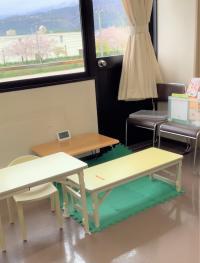 小さなお子様が絵本をよんだり遊んだりできるスペースです。