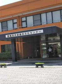 図書館の横にあります。入口で検温、消毒して入館するので安心です。