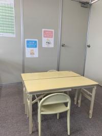 お子様と同じ目線でお話させてもらいます。下はカーペットなので安心です。