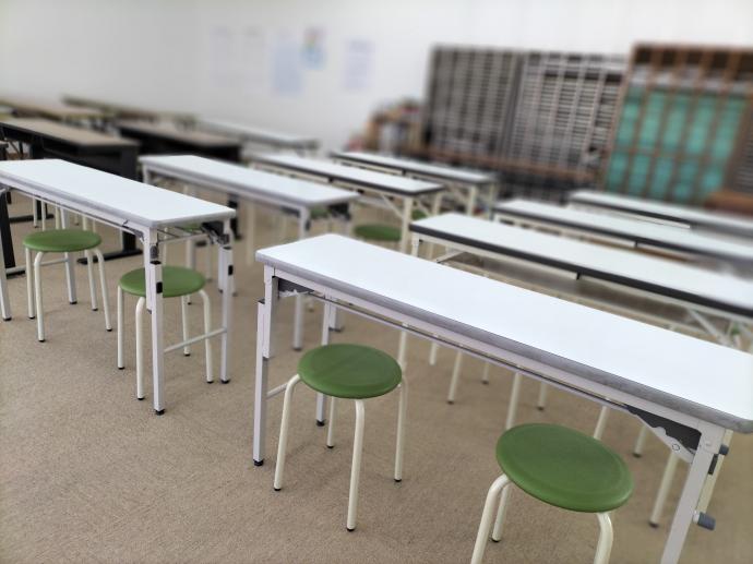 教室は広くて静かに集中して勉強している。列ごとに座る席座が学年ごとに決まっている