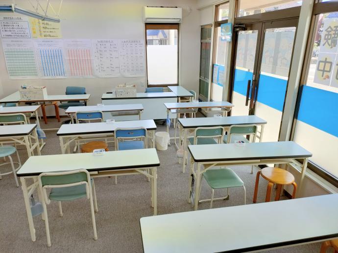 教室は、白い壁と東向きの大きな窓があり、明るい室内となっています。
