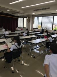 それぞれの「ちょうどの学習」に集中するこどもたち。<br />
