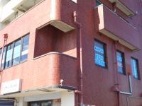 教室のある建物は、有松南交差点角に位置しています。教室は２Ｆ。