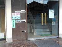 正面玄関、階段を上がって2F。階段わきにベビーカーが置けます。
