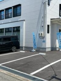 kumonののぼりが立っている所が送迎用駐車場。奥に駐輪スペースもあります。