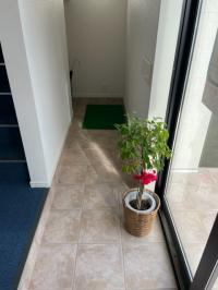 入口入って右手に、ベビーカーが置けるスペースあります。