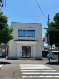 白い建物の2階が教室。裏に回って1階が入り口、正面は1階美容室さんの入り口です。