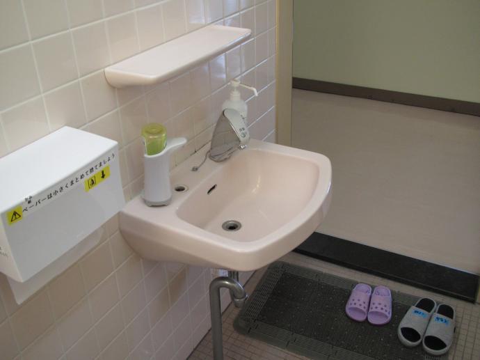お手洗いは男女別室の洋式トイレです。洗面所は自動水栓でしっかりと予防対策が可能