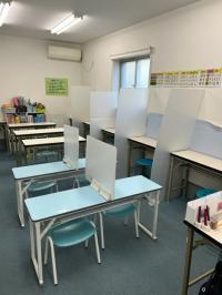 青い机は半自立席です。年長～小学校低学年向けの席です。白い席は自立席です。
