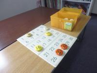 幼児さんも数字盤などで楽しく学習しています。
