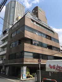 東京医科大学の向かい、テコンドー教室が入る茶色いビルの3Fです。