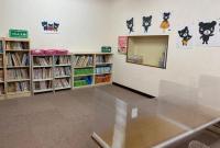 くもん文庫のコーナーです。本を読む子やパズルをする子もたくさんいます。