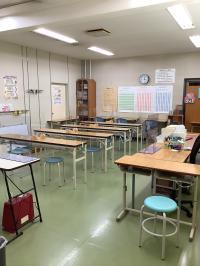 広くて明るい教室です。幼児さん専用机もあります。