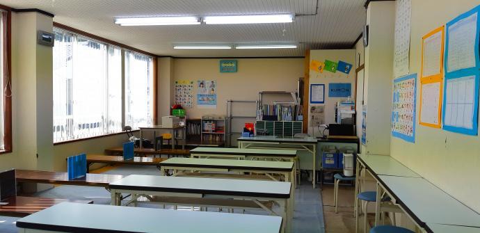 明るく広い教室です。生徒たちは『今日がんばる席』を自分で選んで座ります。