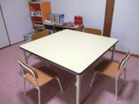 幼児さんも専用の机で楽しく学習しています。