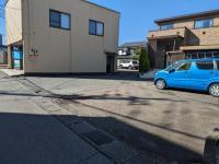 建物横の駐車場をご利用ください。