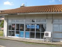 教室外観(オレンジ色の屋根)