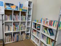 待合スペースと読書コーナーです。子どもたちには読書好きになってほしいです。