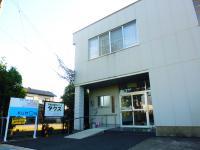 教室の入口です。駐車スペースやベビーカー置き場もあります。<br />

