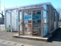 円山小学校校庭の東側にある明るい教室です。