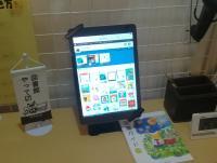 まるで図書館。蔵書800冊をバーコードで貸し出し。本が大好きな子でいっぱいです。