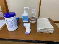 教室内の机・椅子・備品などの消毒、入室時の検温を徹底しております。