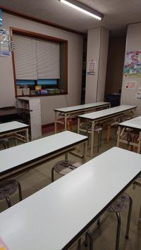 子どもたちが頑張って学習しています。幼児専用机もあります。