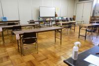 １００平方メートルある広い教室です。一つの机に一人だけが座り、間隔をあけて学習。