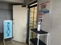 教室へは階段を上がって2階へ。こちらの扉が入口です。