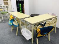 小さなお子様のための対面席です。<br />
先生と一緒に楽しく学習しています♪