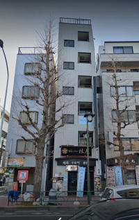 青梅街道沿い、セブンイレブン向かいのビル３階です。<br />
1階はお蕎麦屋さんです。