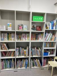 待合コーナーには、たくさんの絵本・児童書・英語の本があります。貸出もしています。