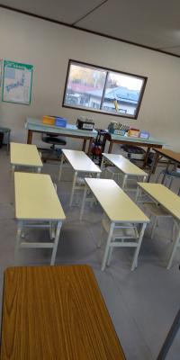 小さいお子さんも密を避け２人用に１人がけで個別指導しております。