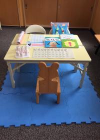 幼児さんでも安全に学習できる小さな机とイスを用意しています。