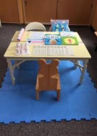 幼児さんでも安心に学習できる小さな机とイスを用意しています。