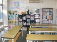 読書コーナーがあります。乳幼児～中高生対象の本が約500冊あります。