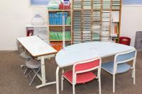 お子様でも座れる小さな椅子をご用意しています。