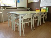 幼児さんや小学校低学年生は、専用の学習机と椅子で学習します。