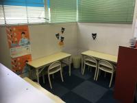 幼児コーナーで安全に配慮した机で学習できます。