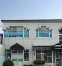 １階がにこにこバンビーニという保育所で、その２階が教室です。